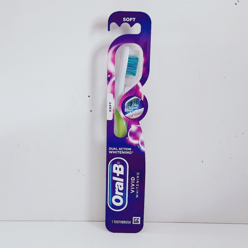 🍭7/$15 Oral-B Vivid Whitening Manual Toothbrush, Soft, 1 Count